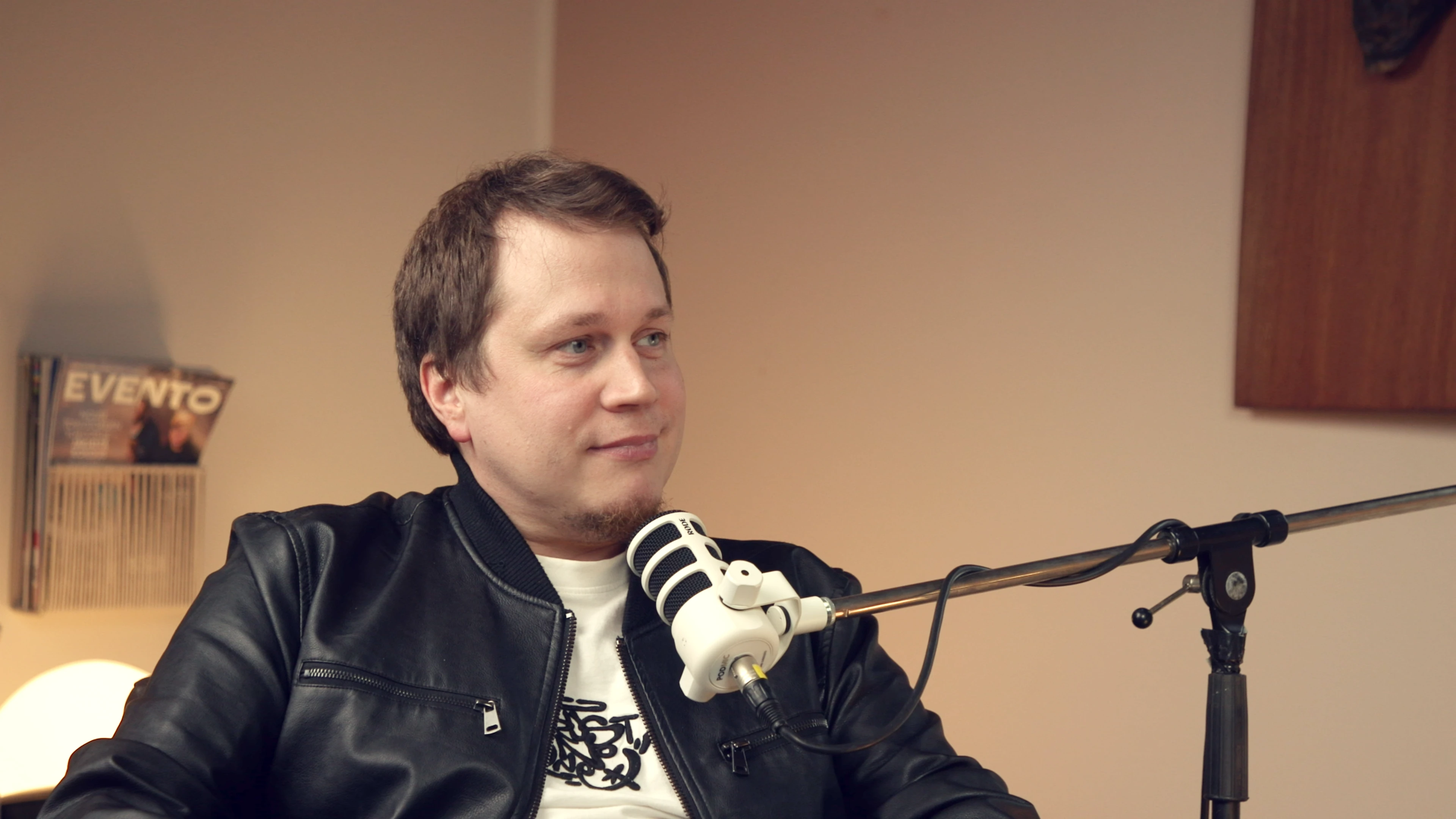 Haastateltava lähikuvassa mikin kanssa