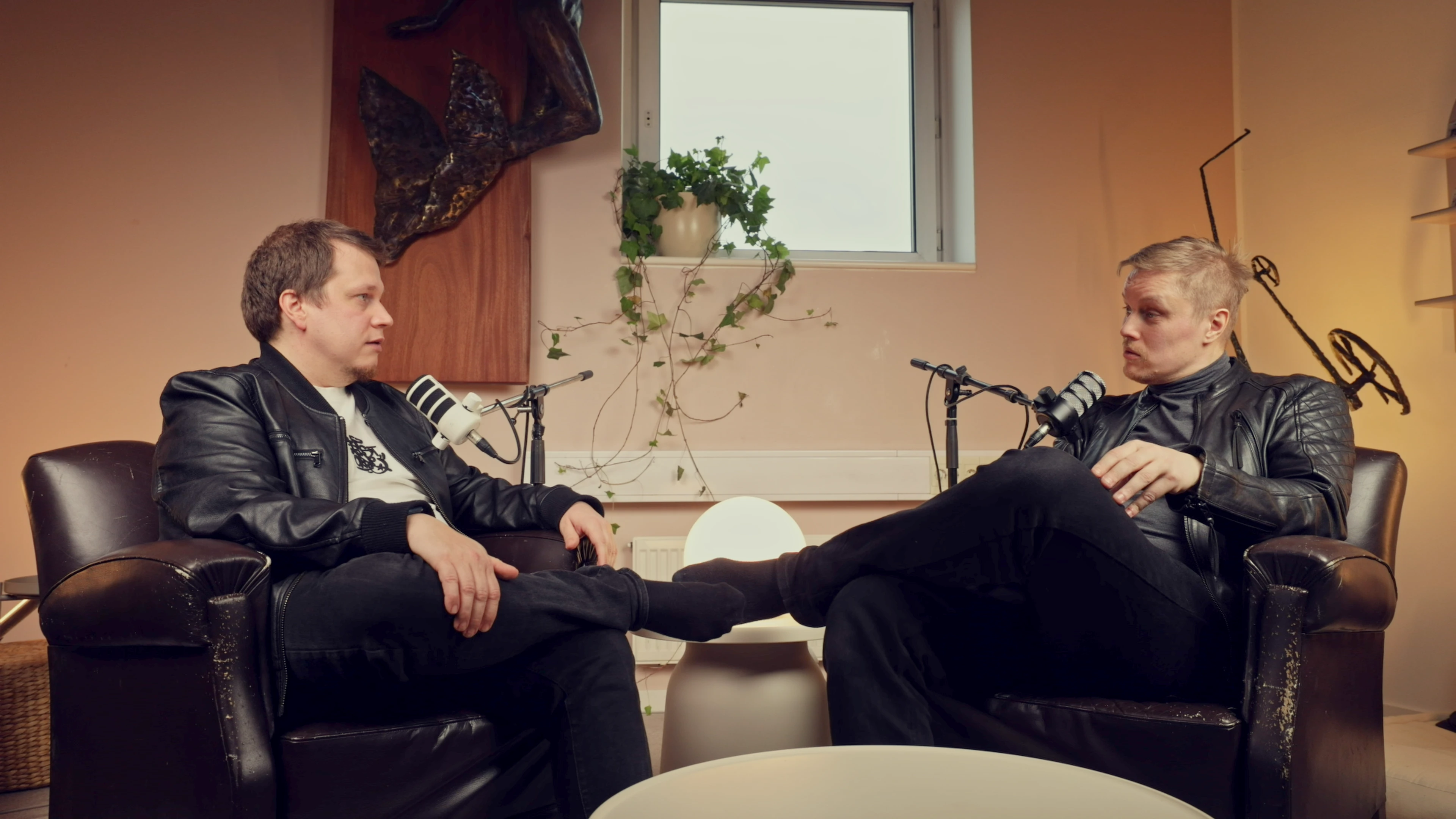 Podcast-haastattelu, kaksi henkilöä studiossa